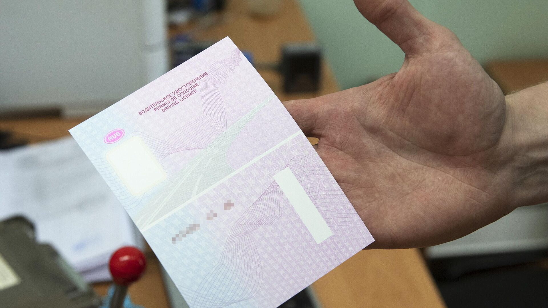 Россиянам напомнили о вступлении в силу новых правил обучения на права