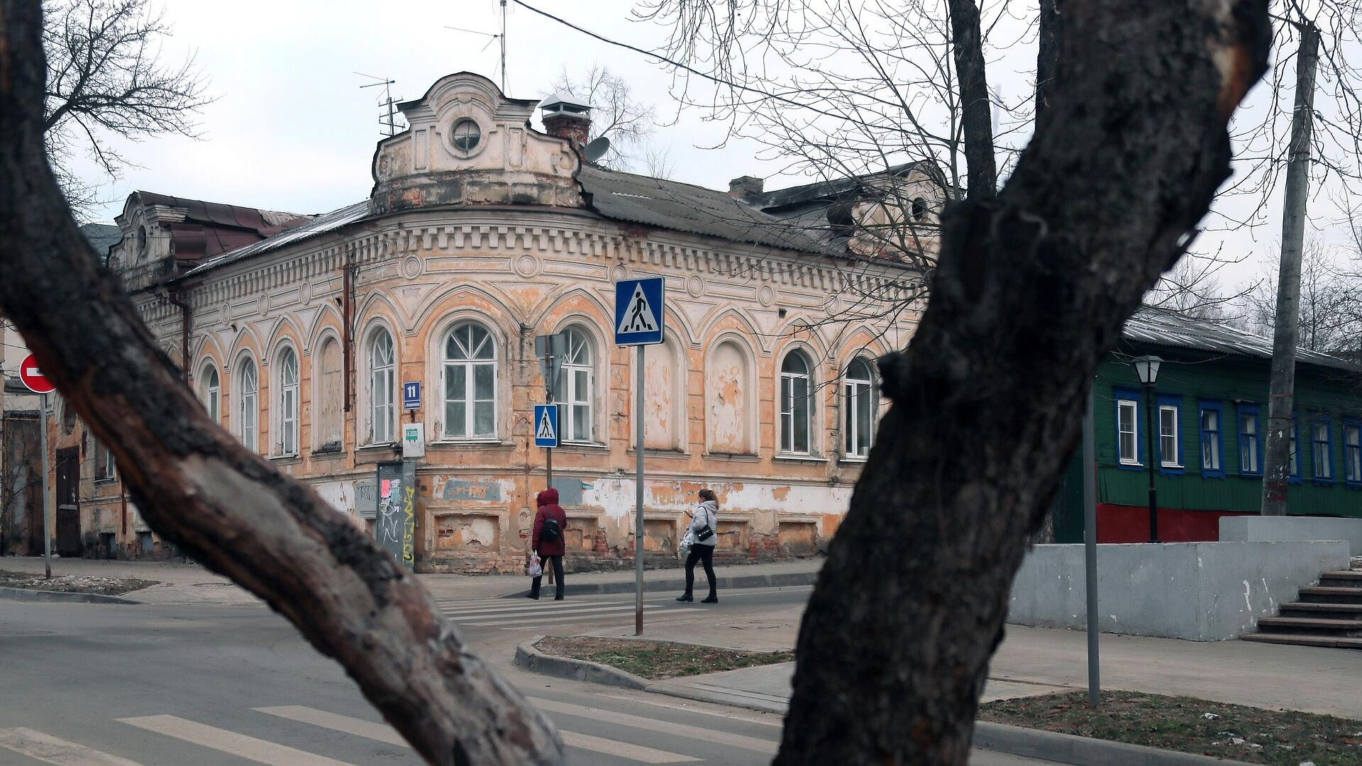 В Калуге сильный ветер повалил шесть деревьев