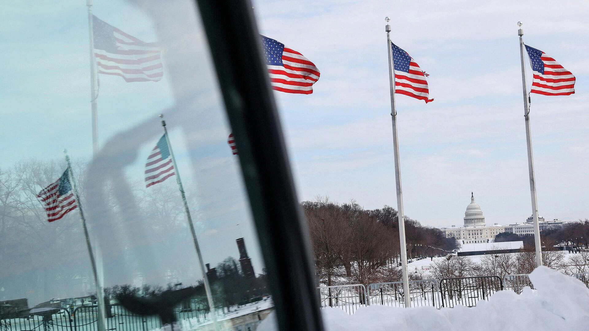 В США ICE скупает склады для размещения задержанных мигрантов, пишет WP