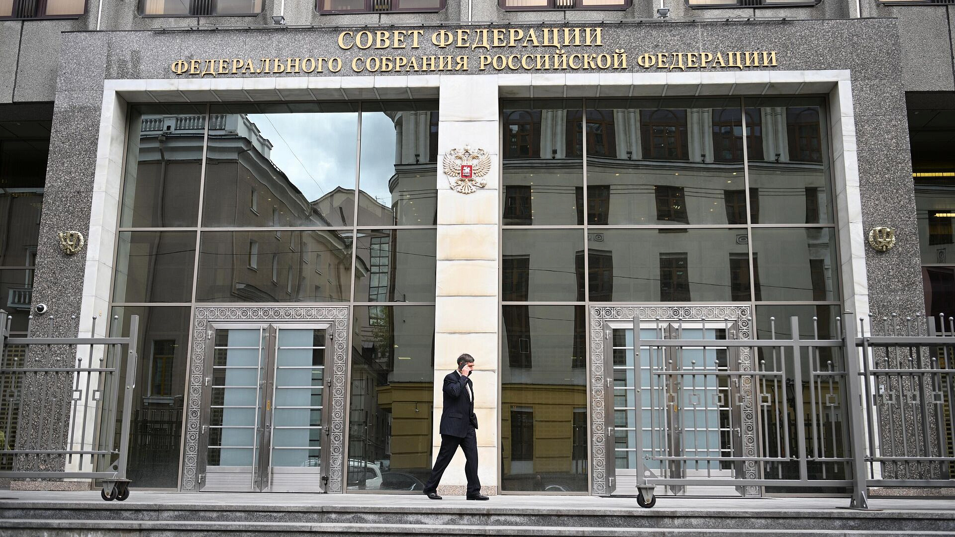 В Совфеде предложили дать россиянам право снимать запрет на выезд из России В Совфеде предложили дать россиянам право снимать запрет на выезд из России