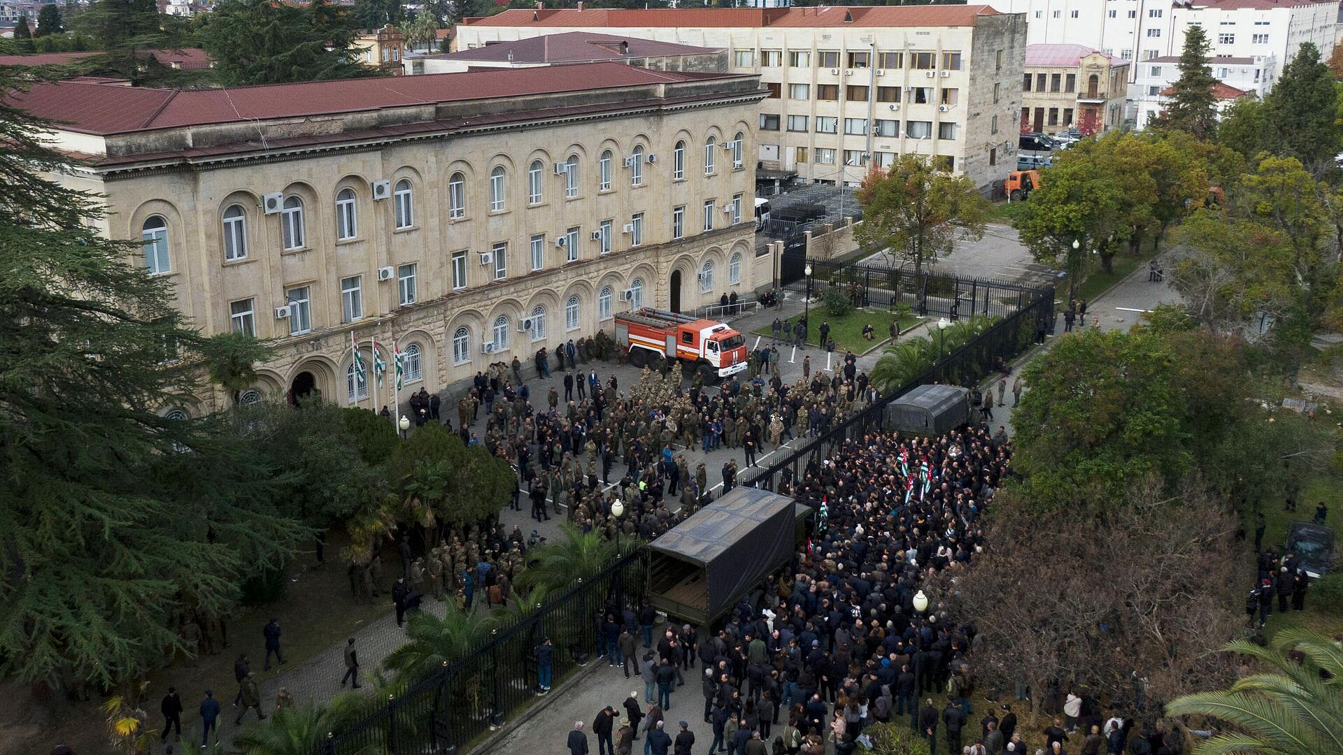 Отставку Бжании протестующие встретили овациями и стрельбой в воздух