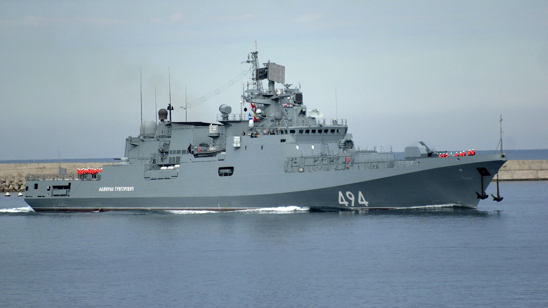 Британская яхта изменила курс после упредительной стрельбы