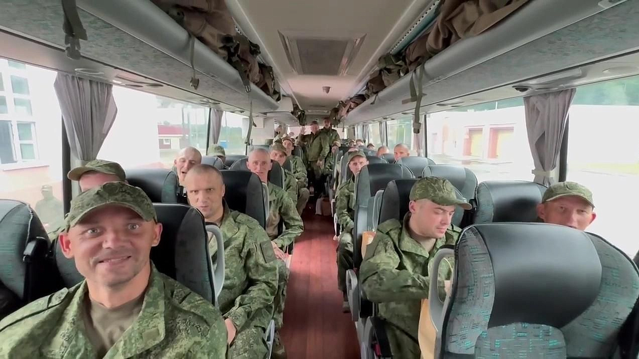 В Подмосковье приземлился самолет с 103 возвращенными российскими военными