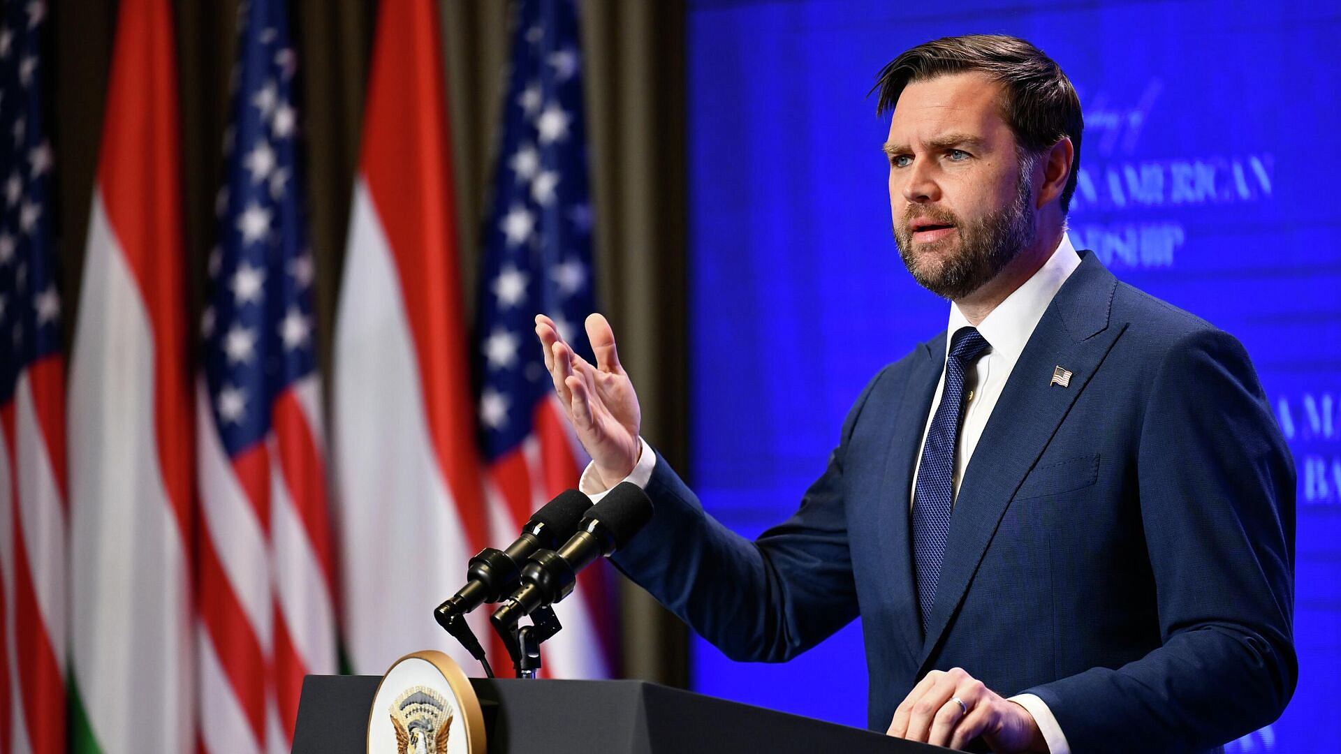 Вэнс оценил возможность продолжения переговоров США с Ираном