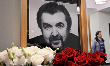 Люди собираются на церемонию прощания с Золотовицким