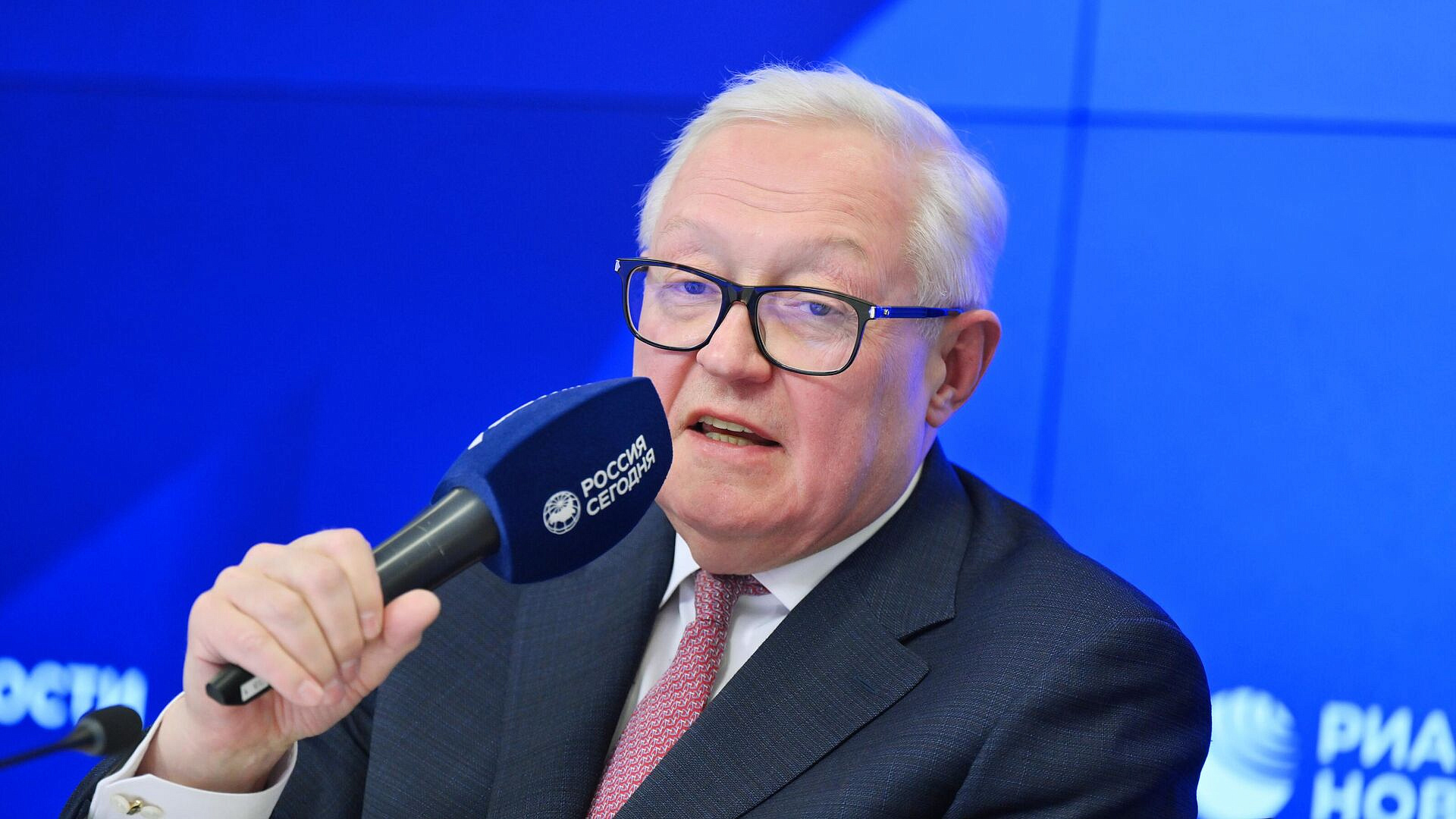 Россия приспособилась к односторонним санкциям, заявил Рябков