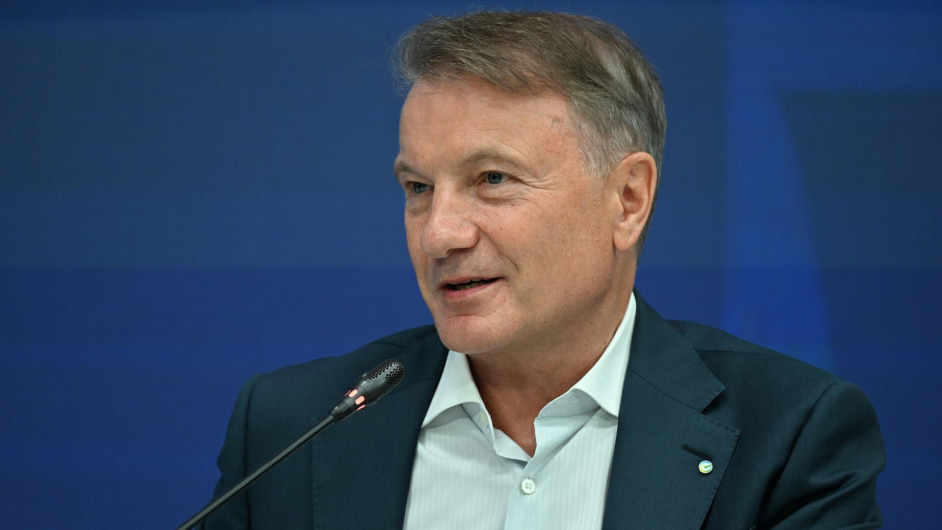 Греф посоветовал россиянам конвертировать доллары в рубли