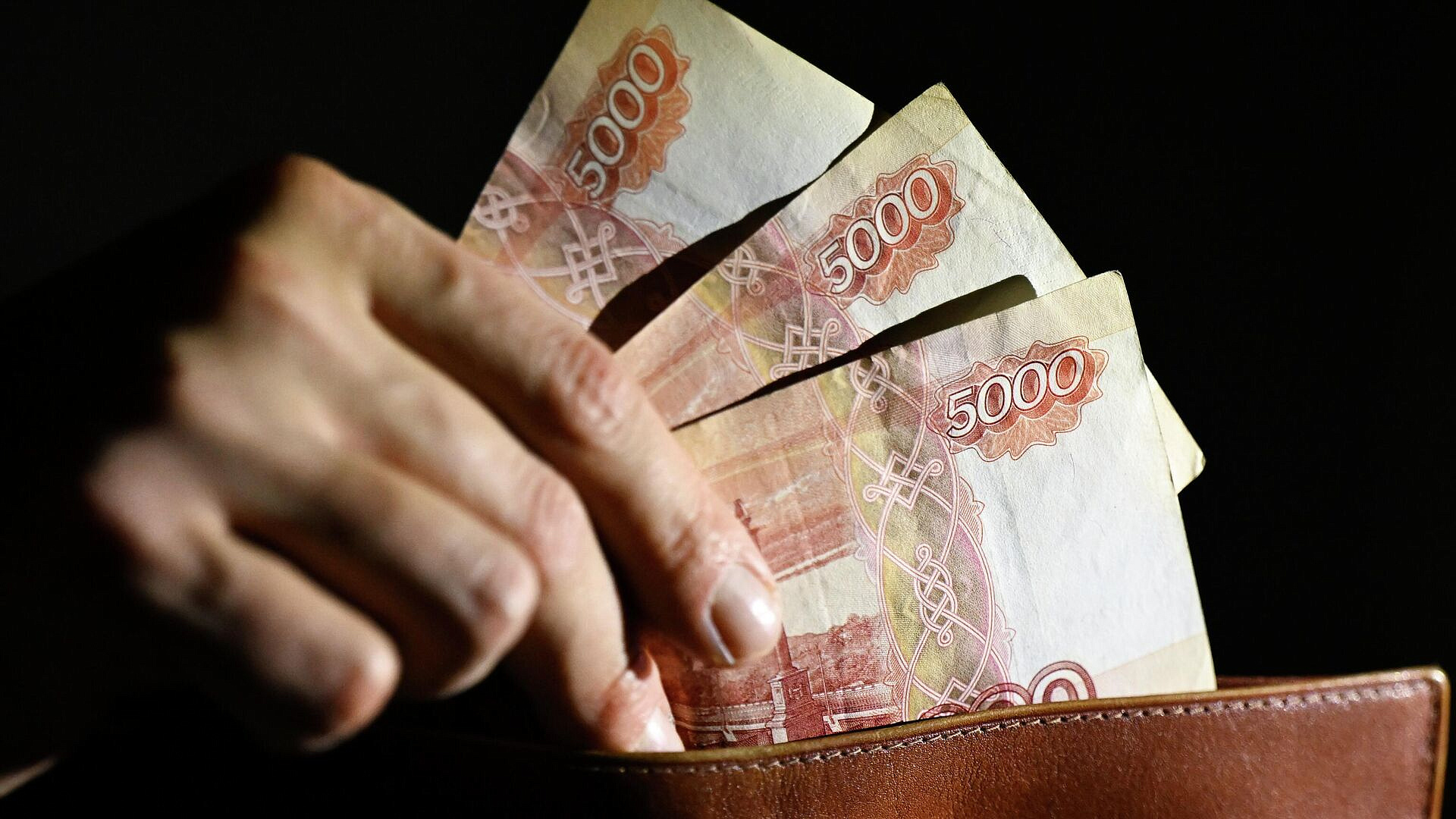 Эксперты выяснили, сколько зарабатывают молодые мигранты в России