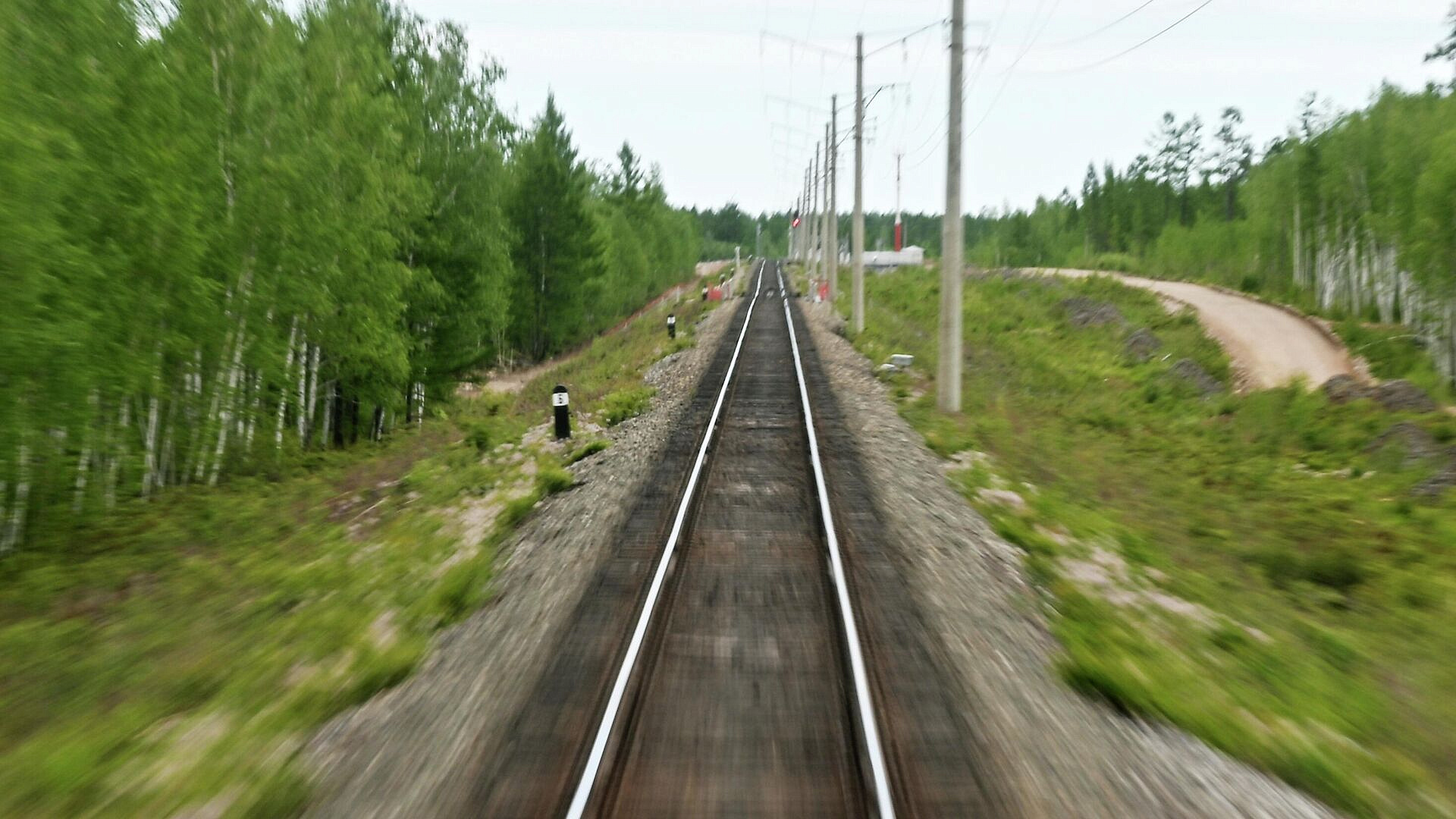 В Красноярском крае локомотив поезда сошел с рельсов