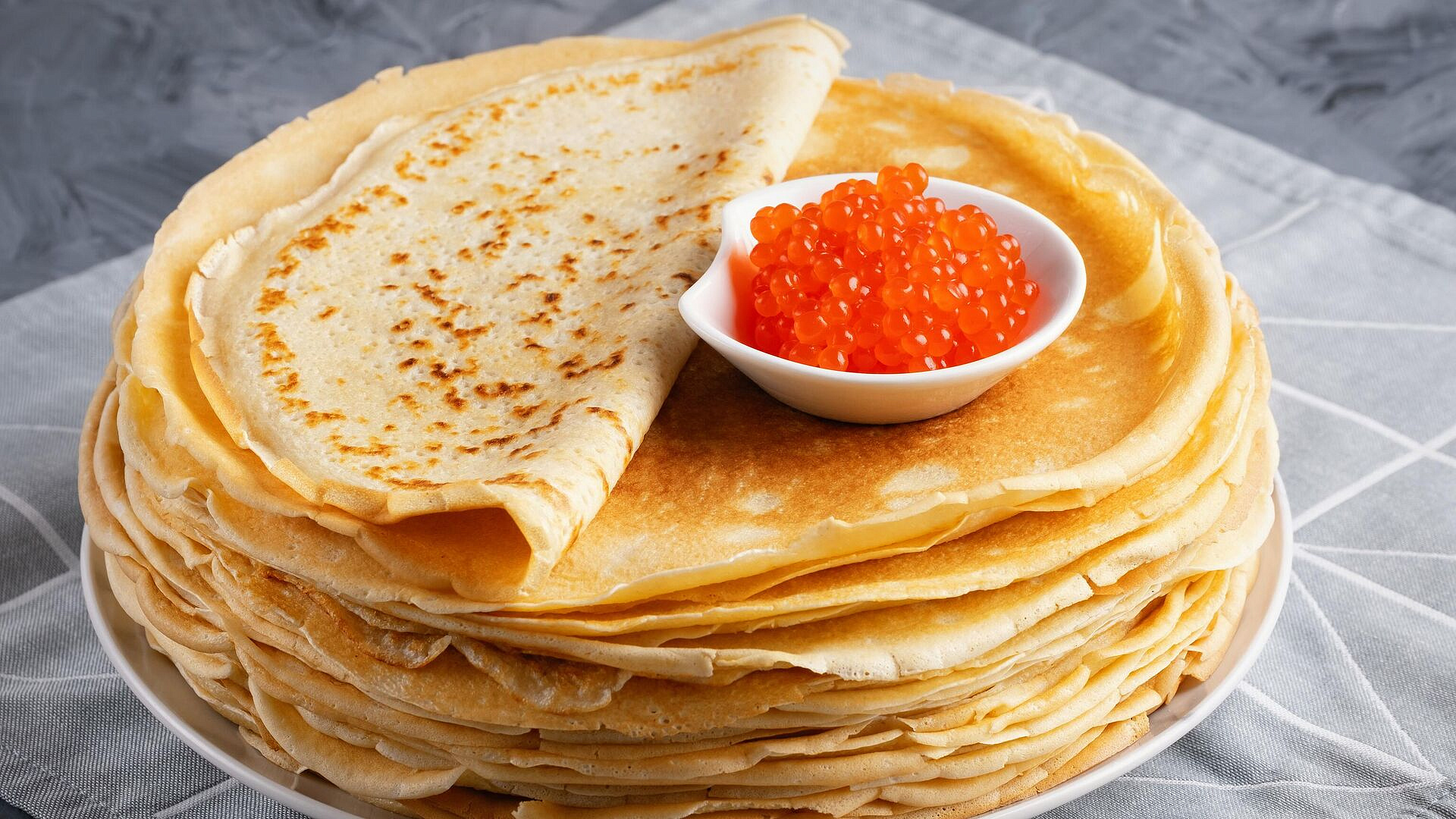 В российских магазинах появилась косметика со вкусом блинов с красной икрой