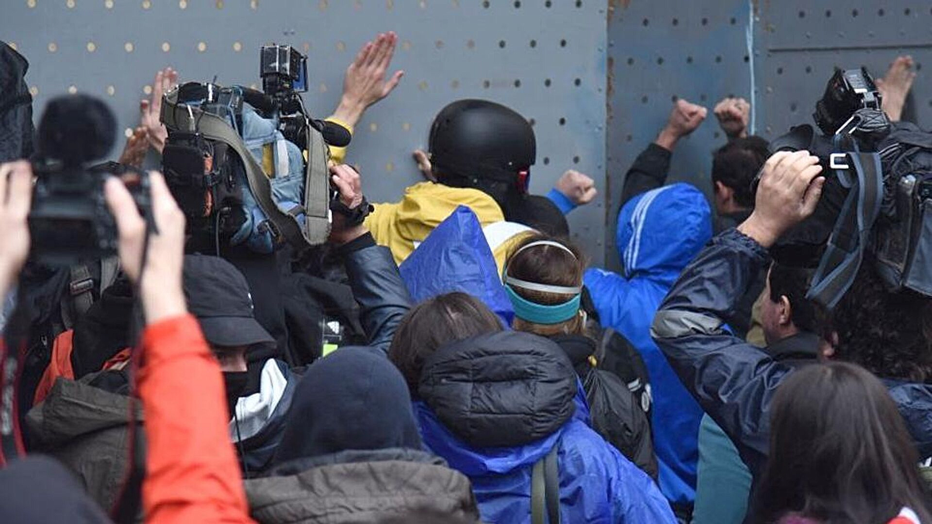 В Тбилиси демонстранты напали на корреспондента телеканала "Звезда"