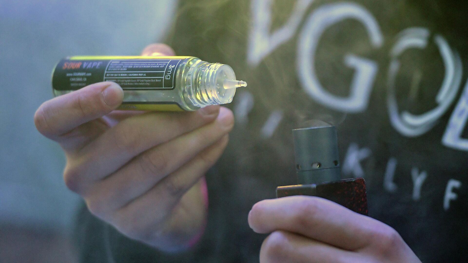 В Госдуму внесут проекты об ужесточении наказания за продажу вейпов детям