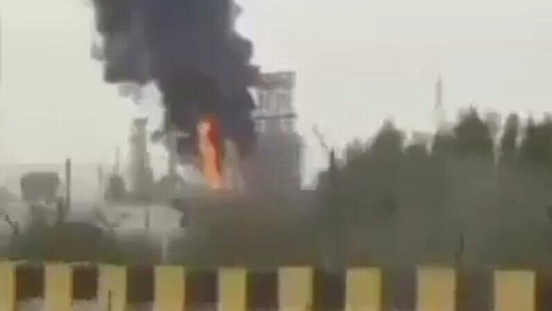 В Кувейте потушили пожары на двух НПЗ после атак беспилотников