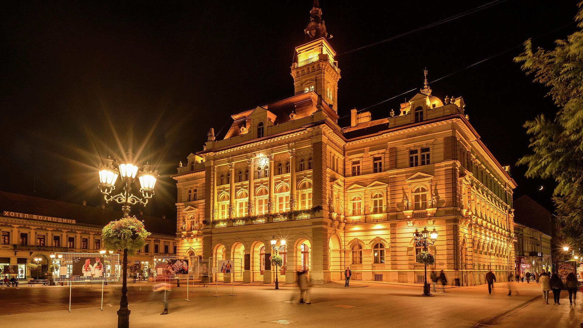 Протестующие в Нови-Саде забросали полицию мукой, яйцами и краской