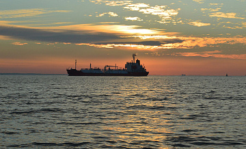 Иракские портовые службы спасли экипаж танкера, подвергшегося атаке