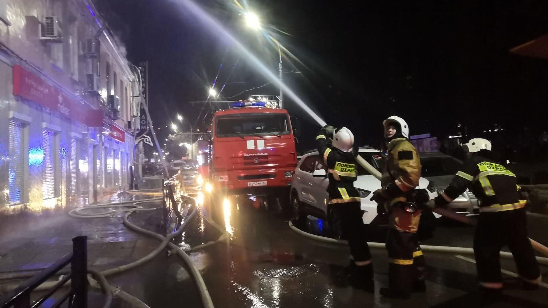 При пожаре в многоквартирном доме в Ялте пострадали два человека