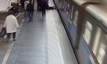 Женщина толкнула знакомого на прибывающий поезд в московском метро