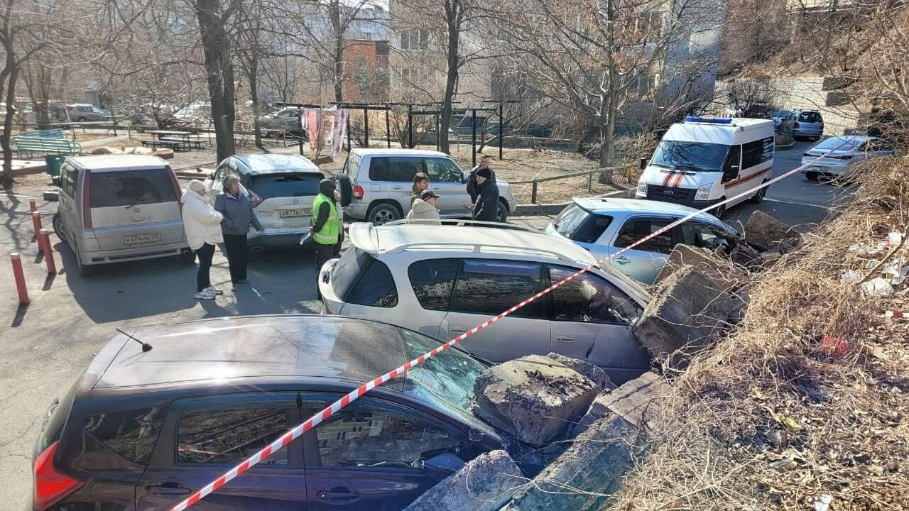 Власти Владивостока назвали сроки восстановления обрушившейся стены