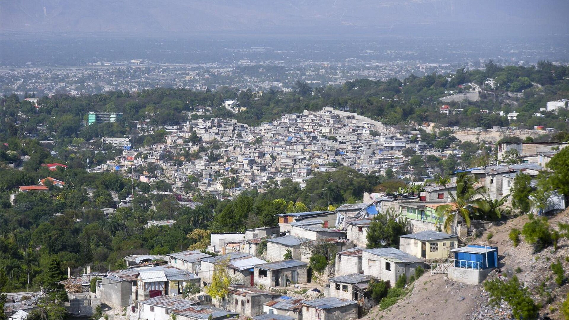 СМИ: не менее 30 человек погибли в давке на туристическом объекте на Гаити