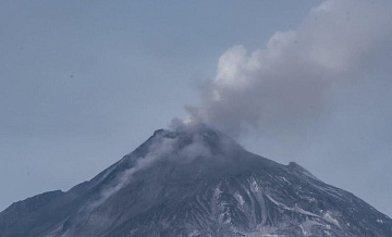 На Камчатке начал извергаться вулкан Безымянный