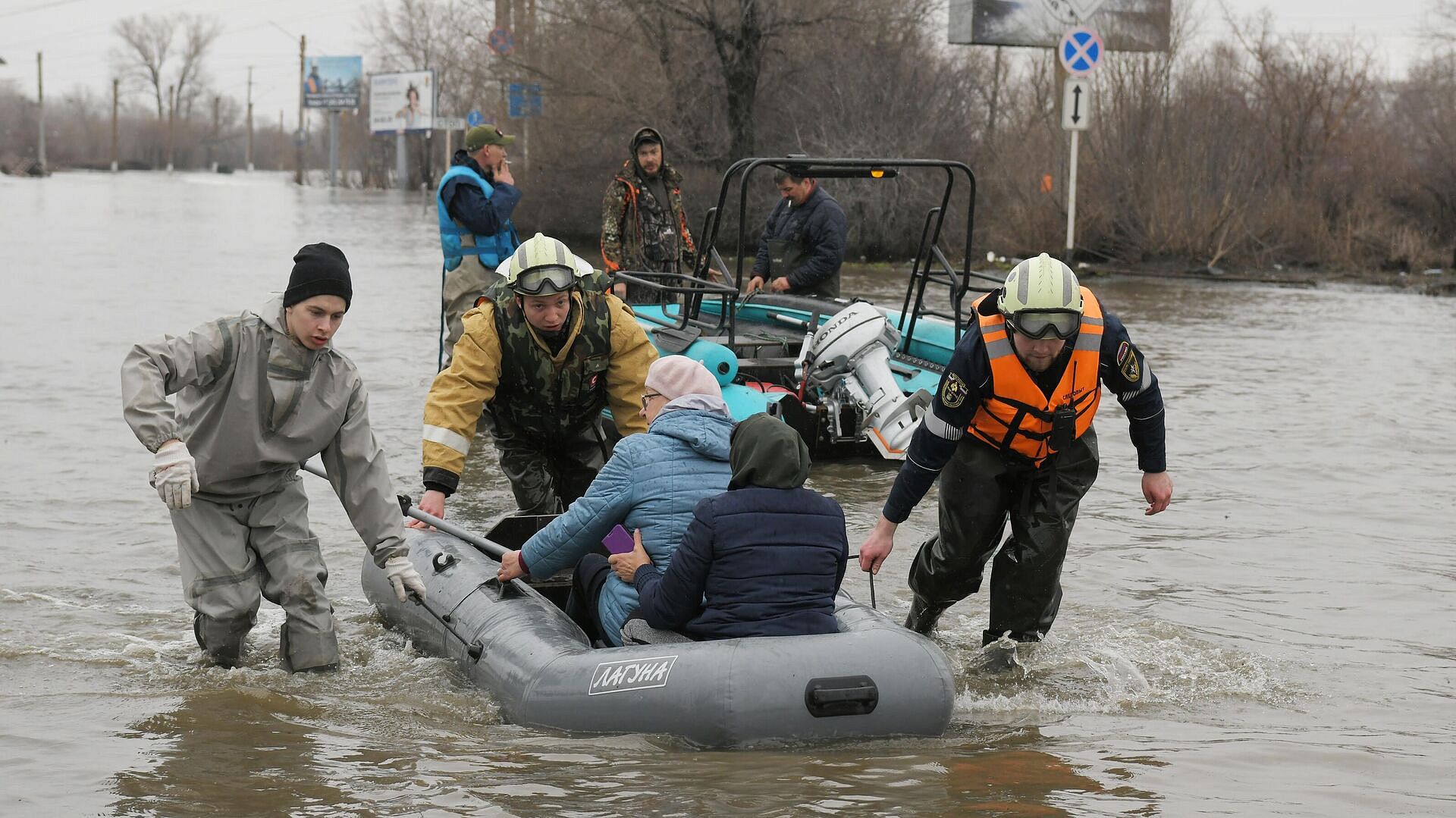 В Орске за ночь эвакуировали более 50 человек