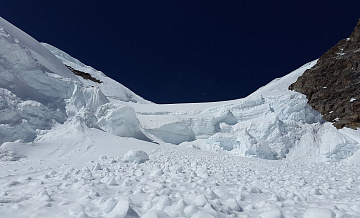 Спасатели извлекли тела погибших под лавиной туристов на Колыме