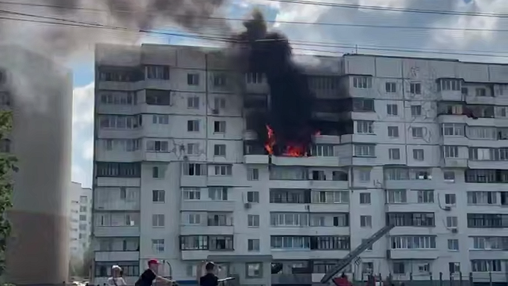В Уфе пожарные спасли 16 человек из горящего дома