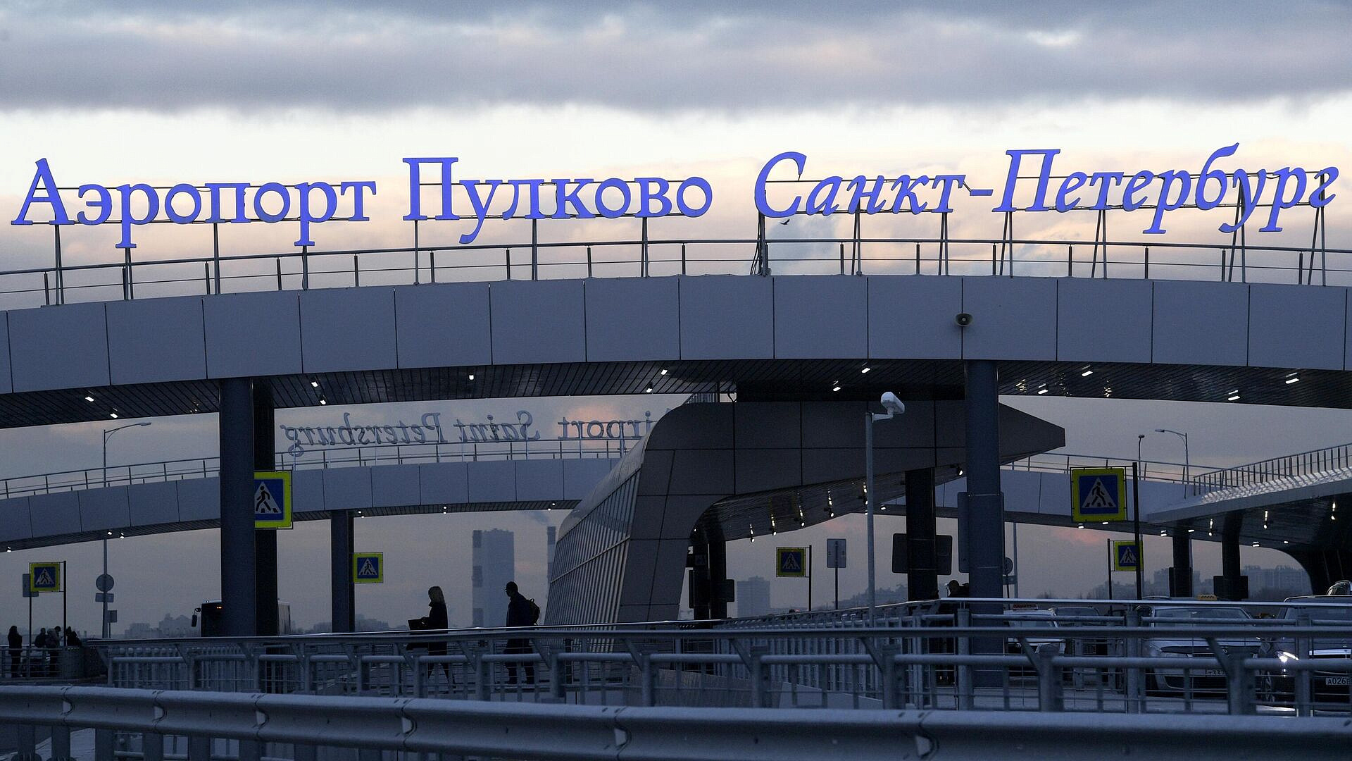 Прокуратура проверит инцидент в Пулково, где работник выехал на летное поле