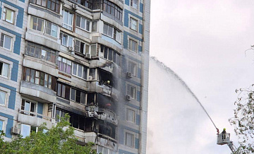 В многоэтажном доме на юге Москвы загорелся балкон