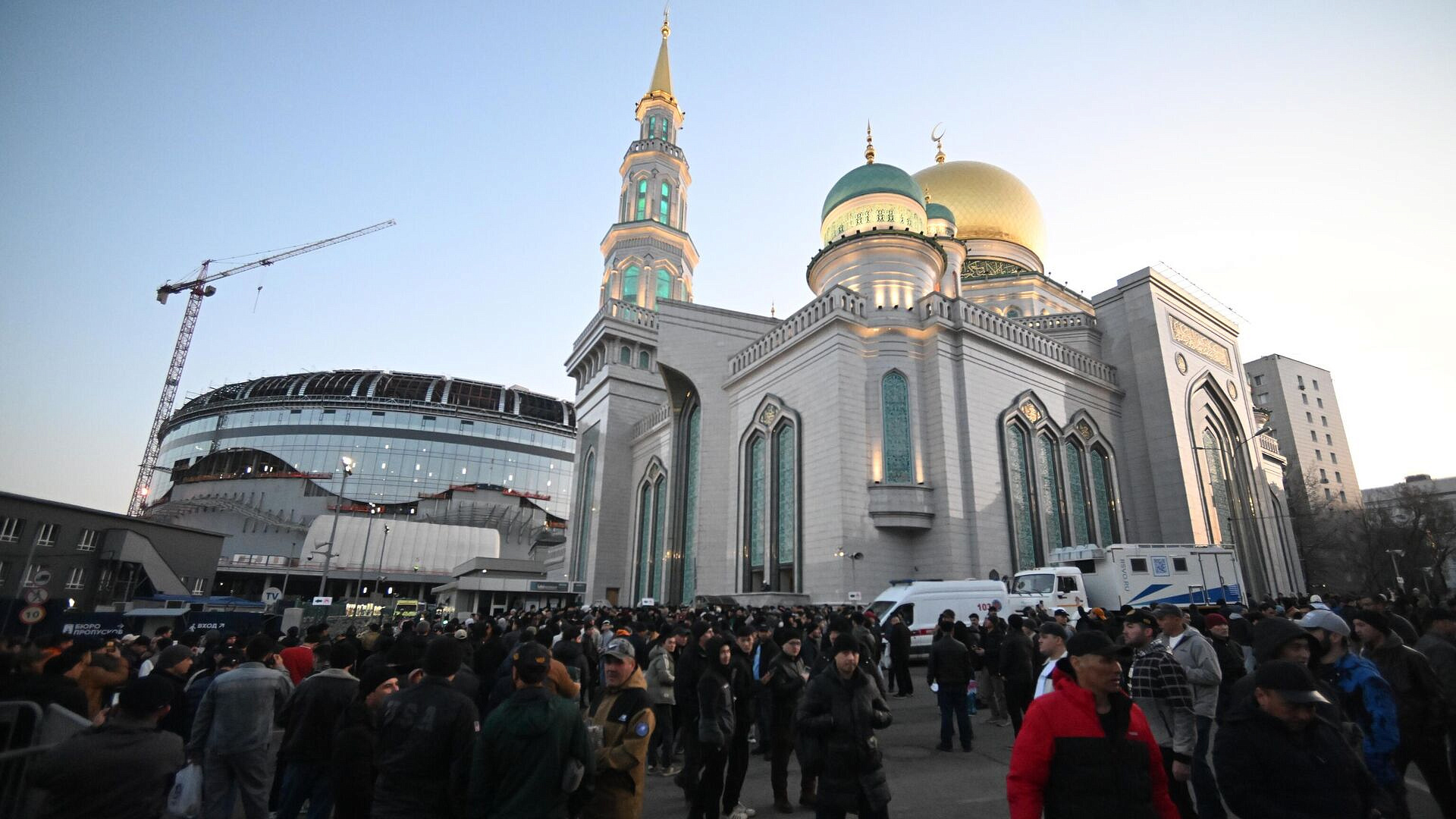 В Московской соборной мечети проходит праздничная молитва на Ураза-байрам