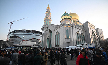 В Московской соборной мечети проходит праздничная молитва на Ураза-байрам