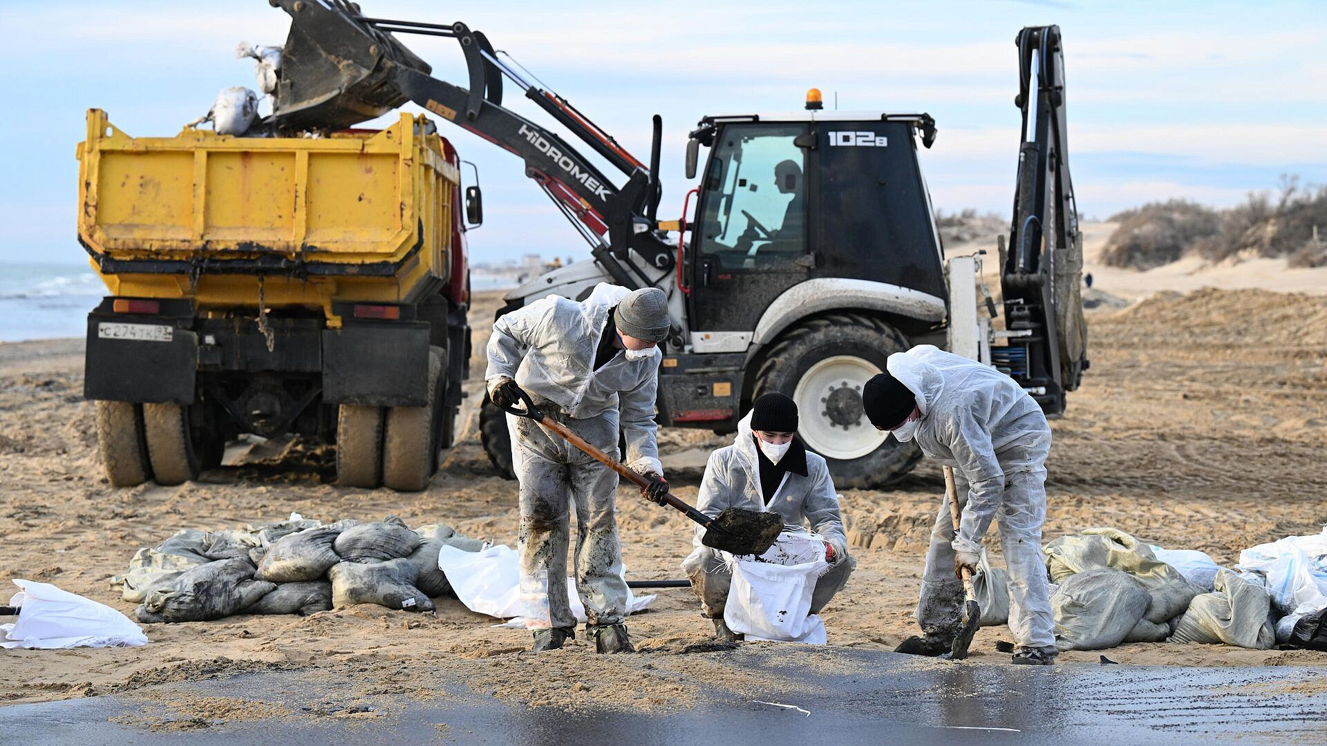 На Кубани снизилась интенсивность выбросов мазута на пляжах