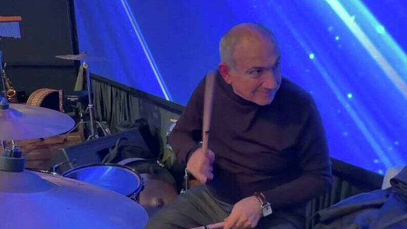 Пашинян со своей группой готовится к концерту в Гюмри