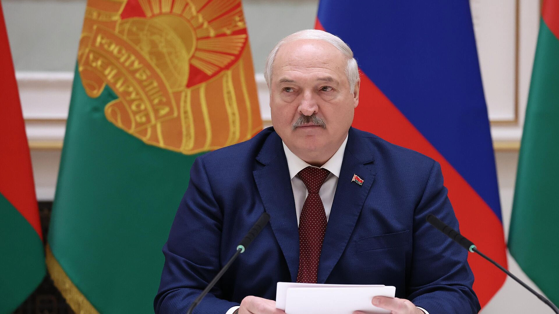 Путин рассказал о хлебе, который Лукашенко привез в Москву на 9 Мая