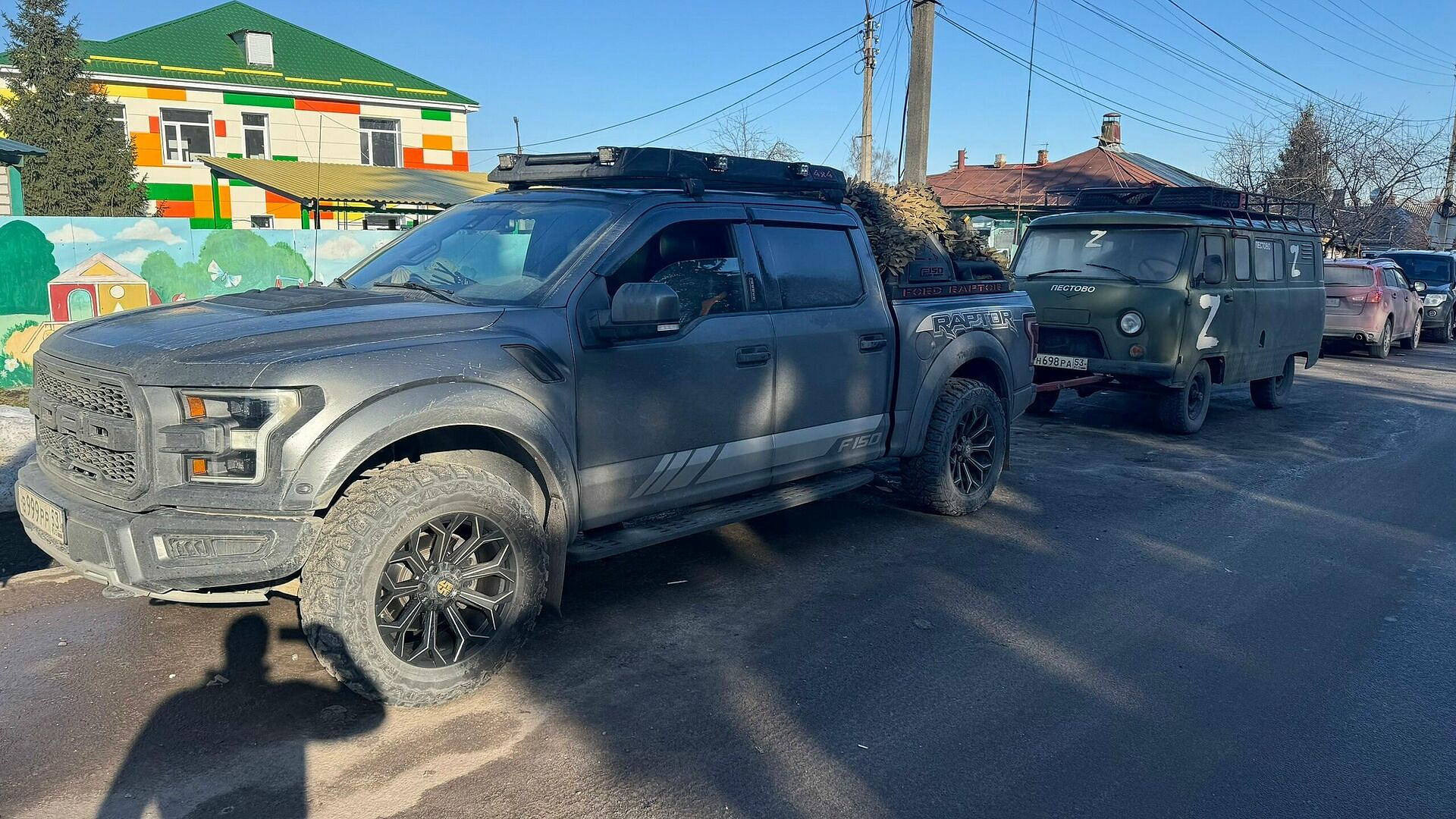 Новгородские предприниматели передали машину и мотоцикл в зону СВО