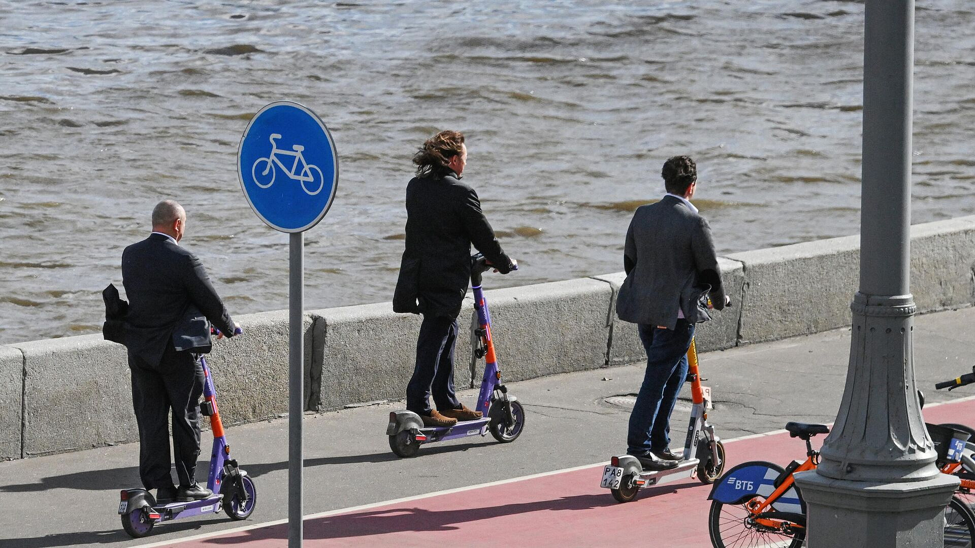 В ГД предложили добавить в "Разговоры о важном" урок об электросамокатах