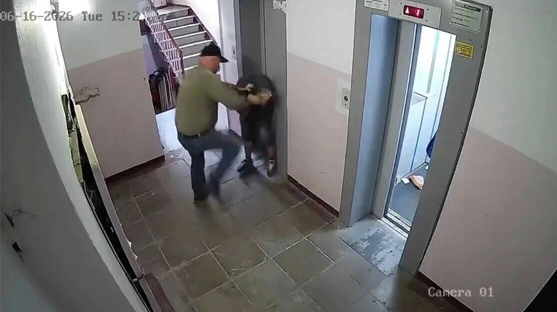 Во Владивостоке мужчина напал на подростка в подъезде после конфликта