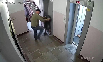 Во Владивостоке мужчина напал на подростка в подъезде после конфликта