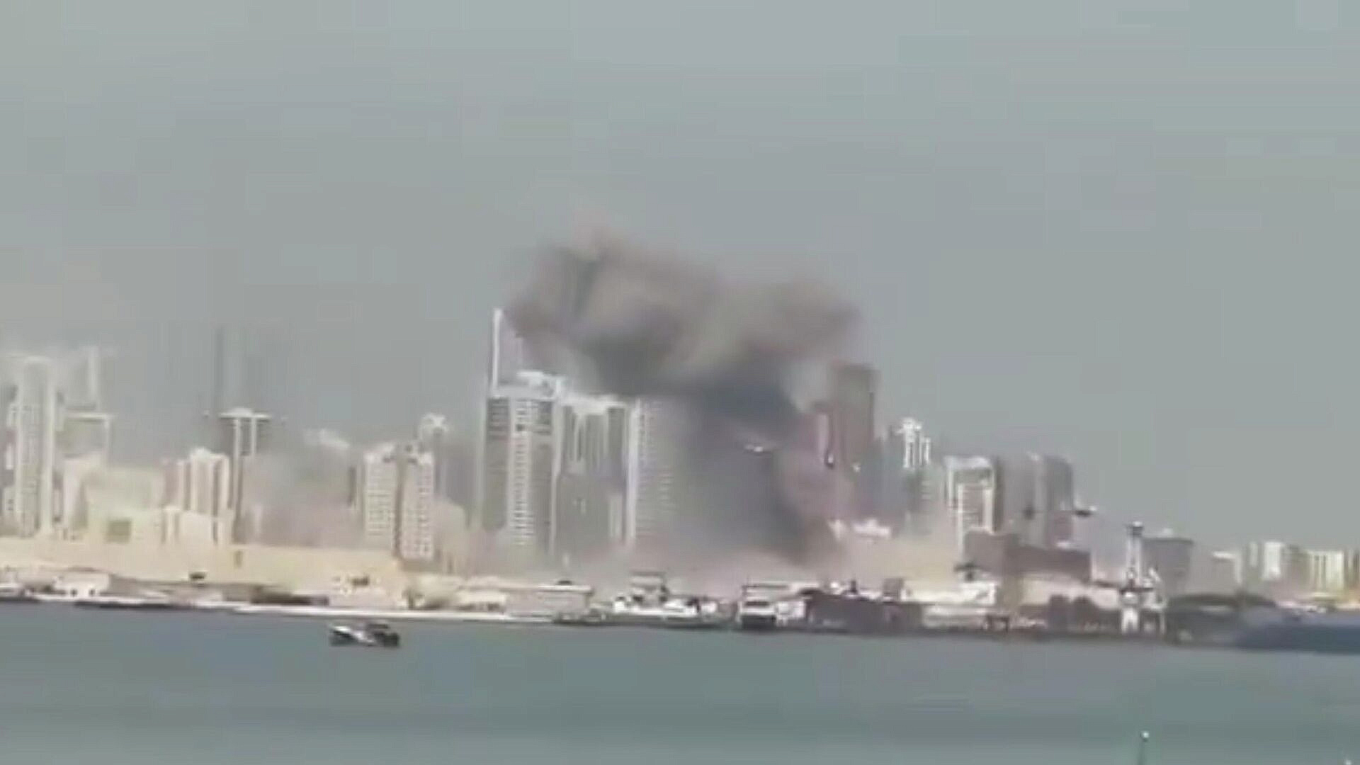 В Абу-Даби при падении обломков после работы ПВО пострадали два человека