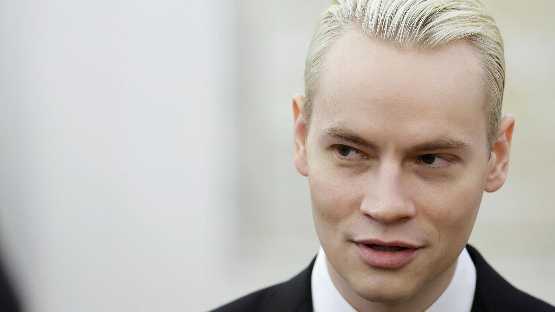 Певец Shaman посетил бойцов спецоперации, проходящих лечение