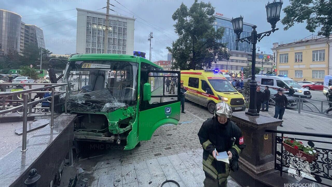 Личность мальчика, погибшего в ДТП в Екатеринбурге, еще не установили