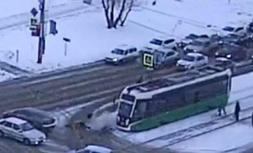 В Челябинске трамвай сбил двух пешеходов