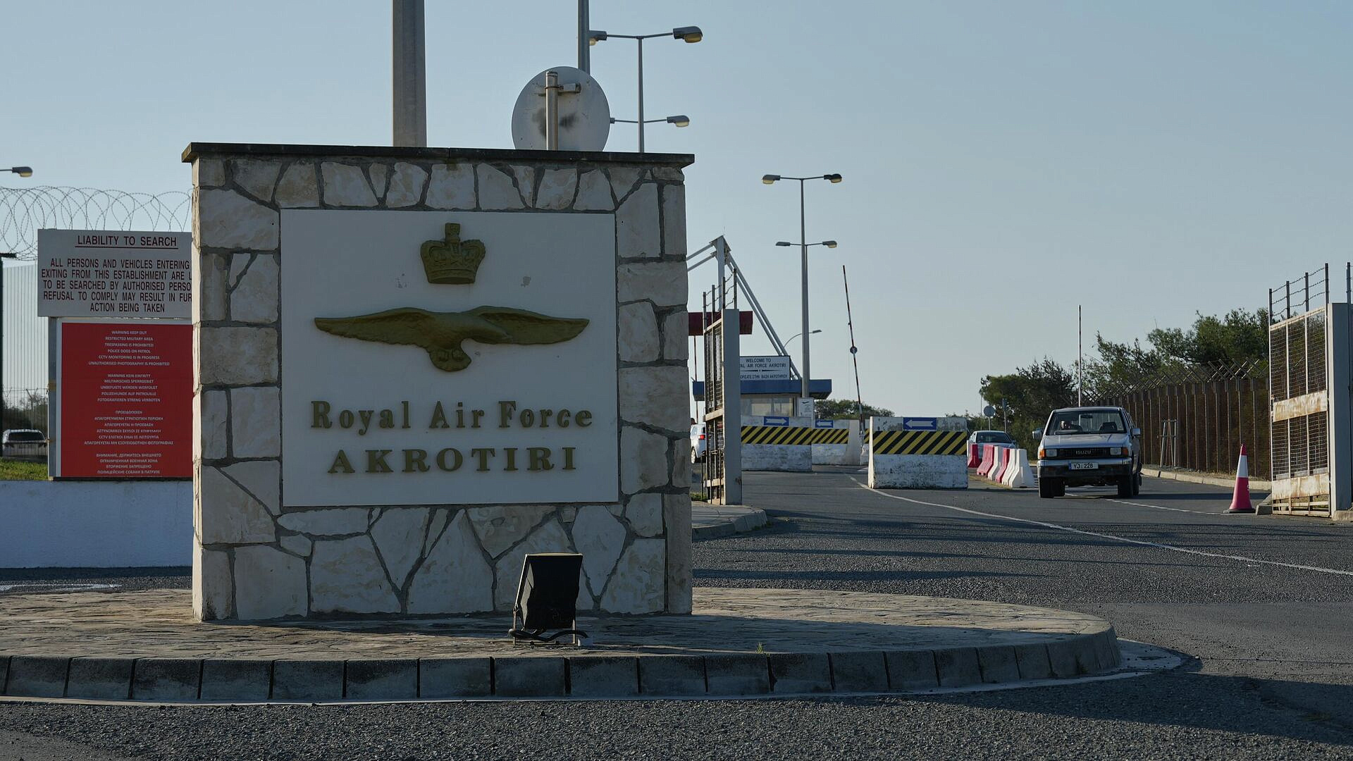 Британия может направить морпехов на Кипр после удара дрона, пишут СМИ