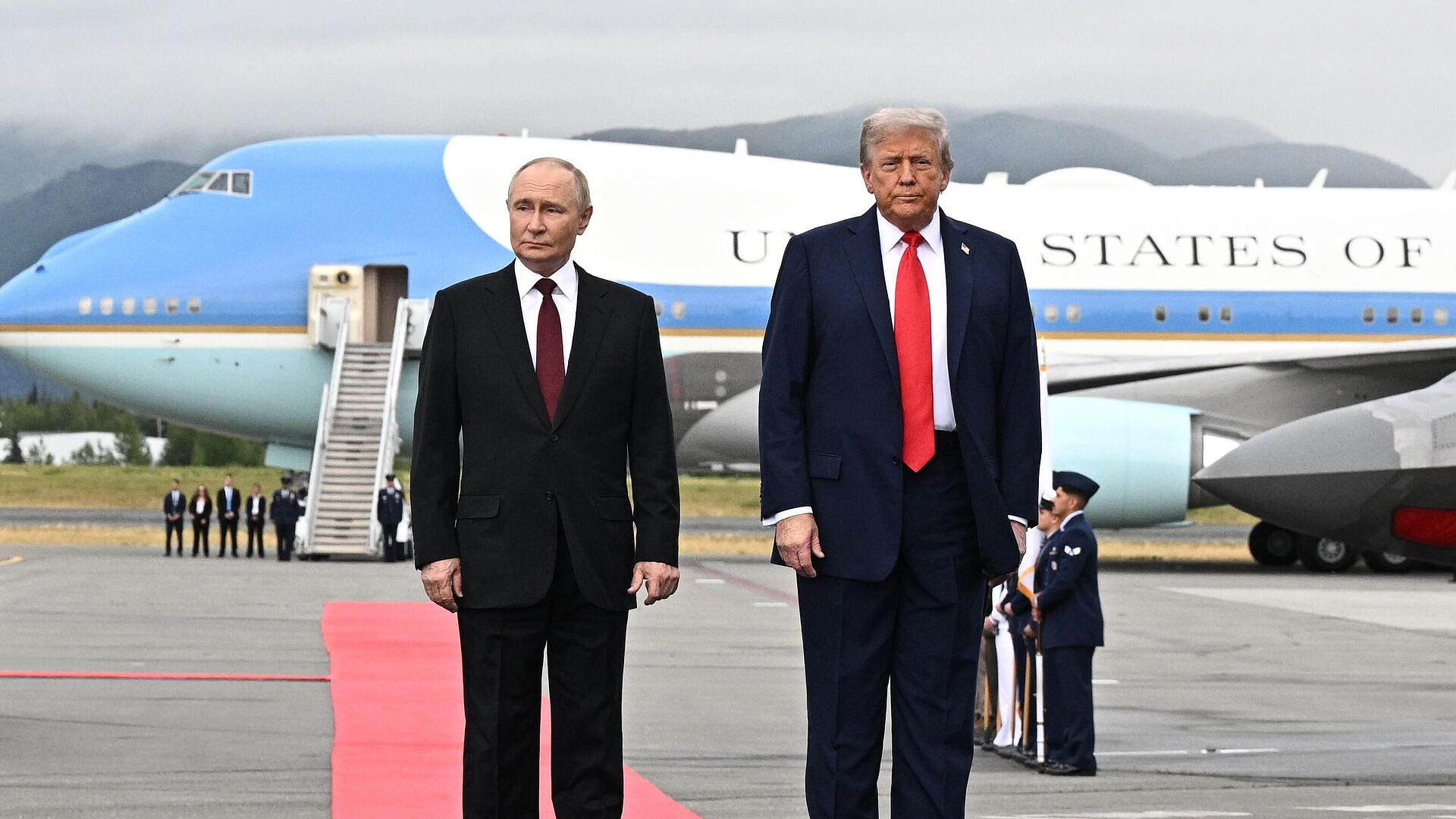 Один разговор Путина и Трампа не оздоровит обстановку в мире, заявил Песков