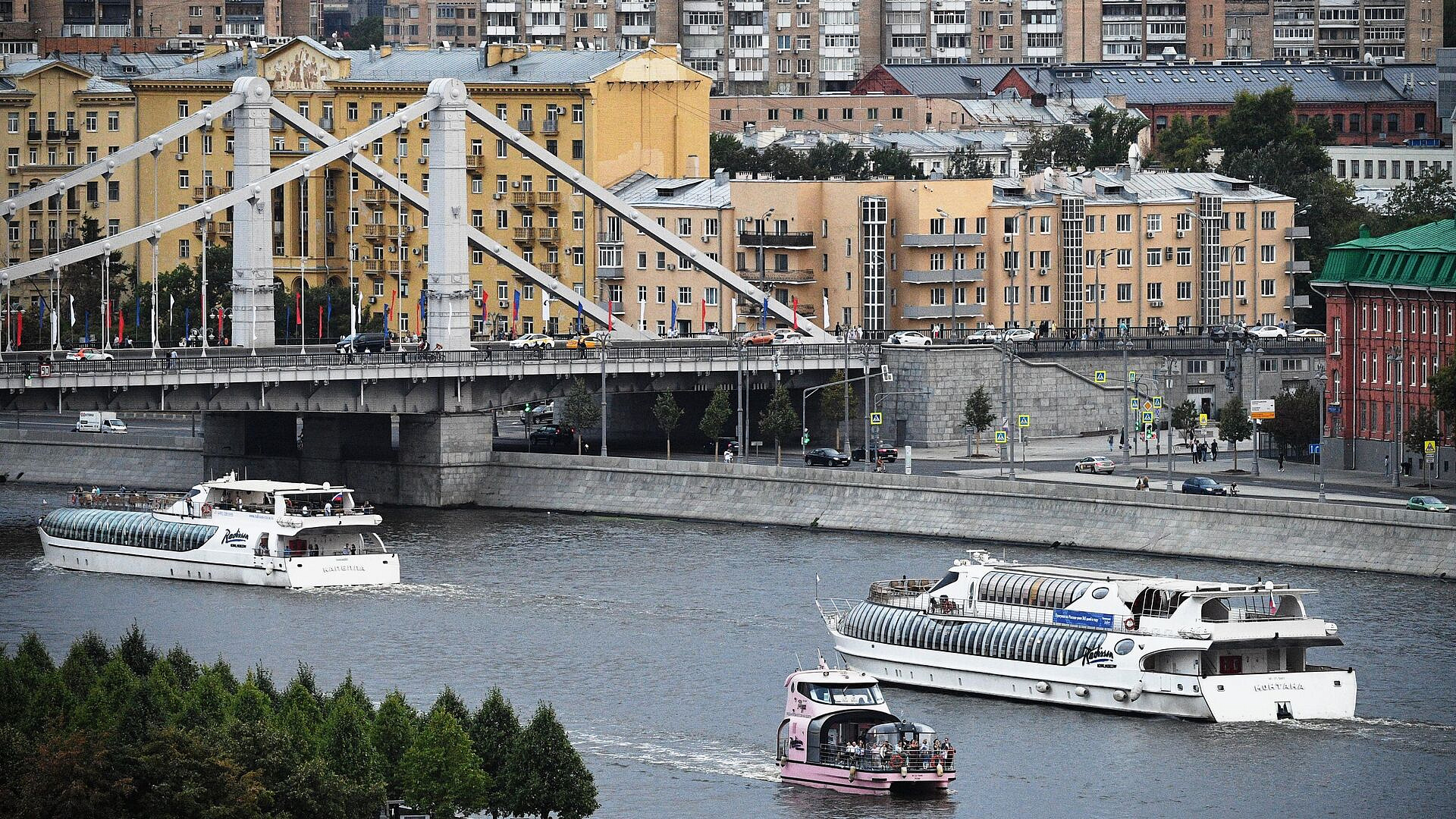 Экипаж патруля ЦОДД спас мужчину из воды Москвы-реки