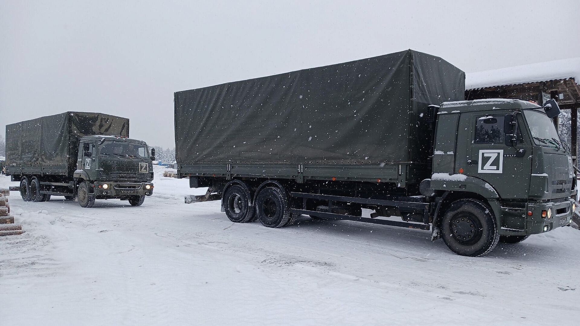 Новгородский депутат отправил три "Камаза" со стройматериалами в зону СВО