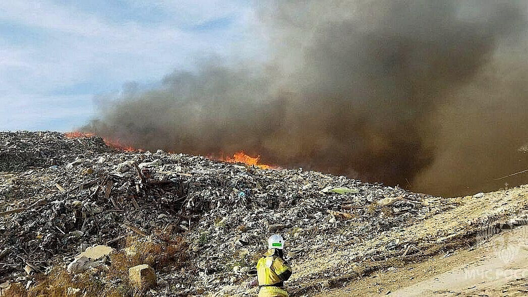 Площадь пожара на мусорном полигоне в Нижегородской области увеличилась