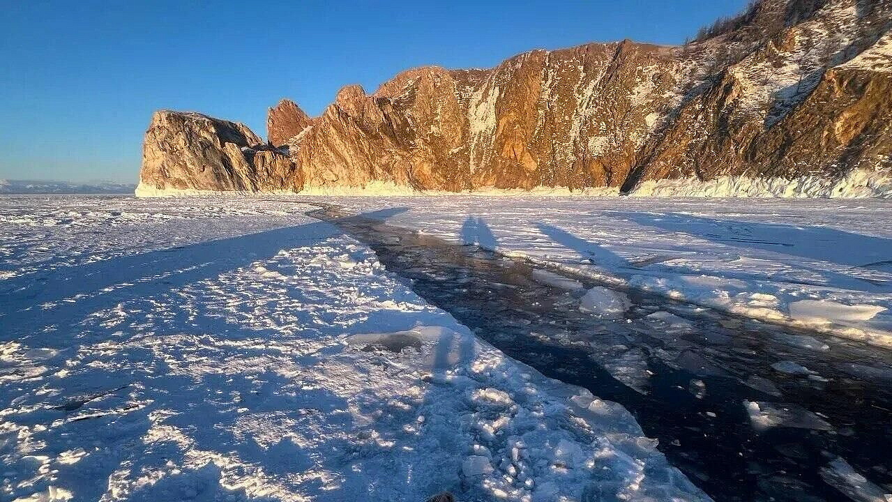 Водолазы достали тела людей, утонувших в машине на Байкале
