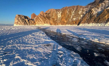 Водолазы достали тела людей, утонувших в машине на Байкале