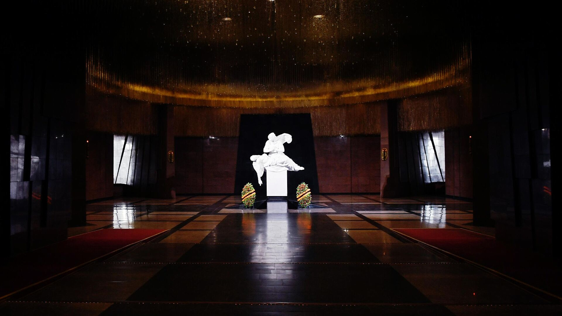 Послы латиноамериканских стран возложили цветы к памятнику в Музее Победы